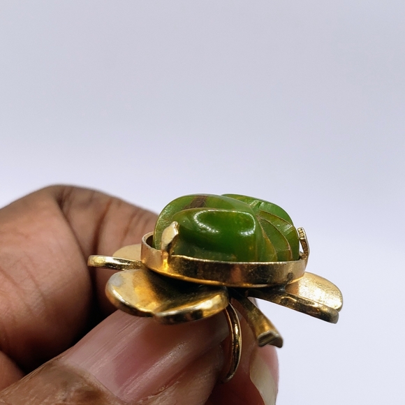 Rare Vintage Green Carved Bakelit Clover 4 Leaf Screwback Earrings - Picture 6 of 9